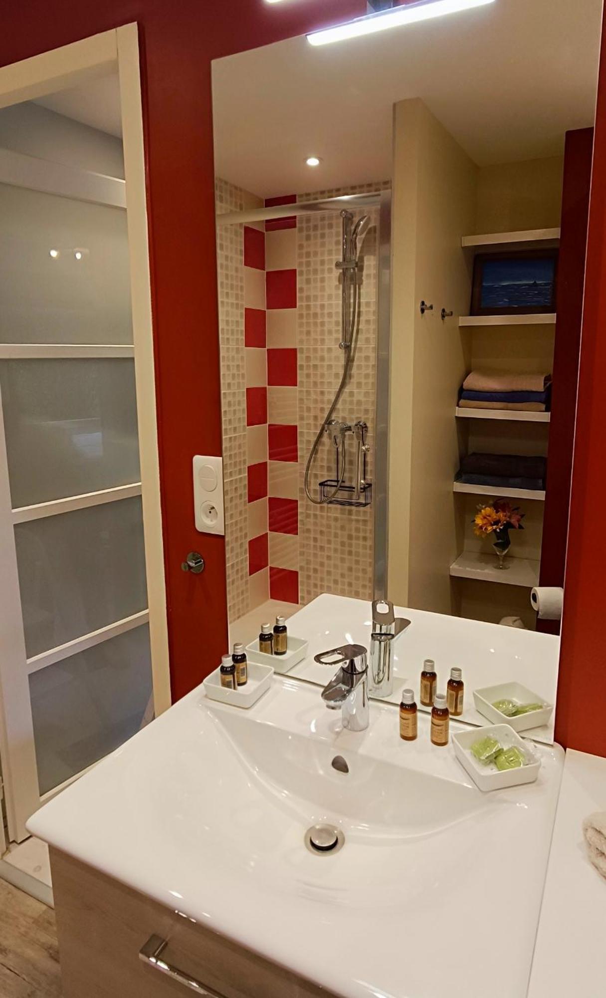 Proche - Parking Gratuit Et Prive - Terrasse Et Petit Jardin Cloture Courseulles-sur-Mer