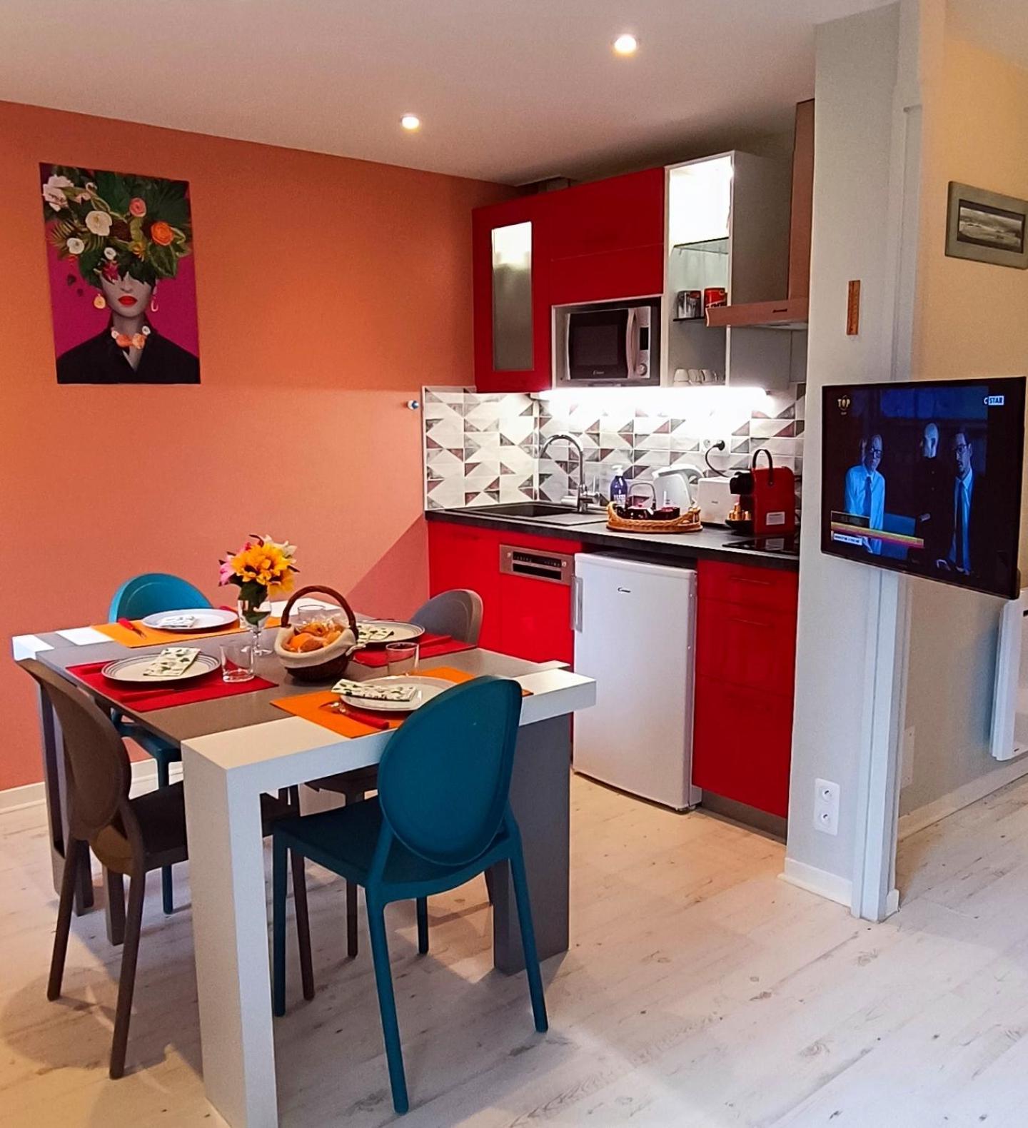 Proche - Parking Gratuit Et Prive - Terrasse Et Petit Jardin Cloture Appartamento